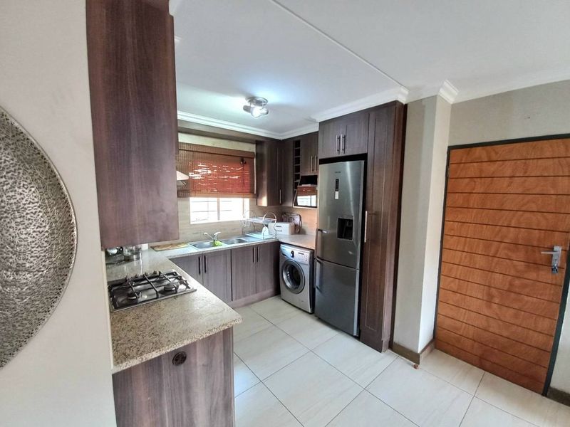 Two bedroom town house for sale in Andeon Pretoria West - Photo 6