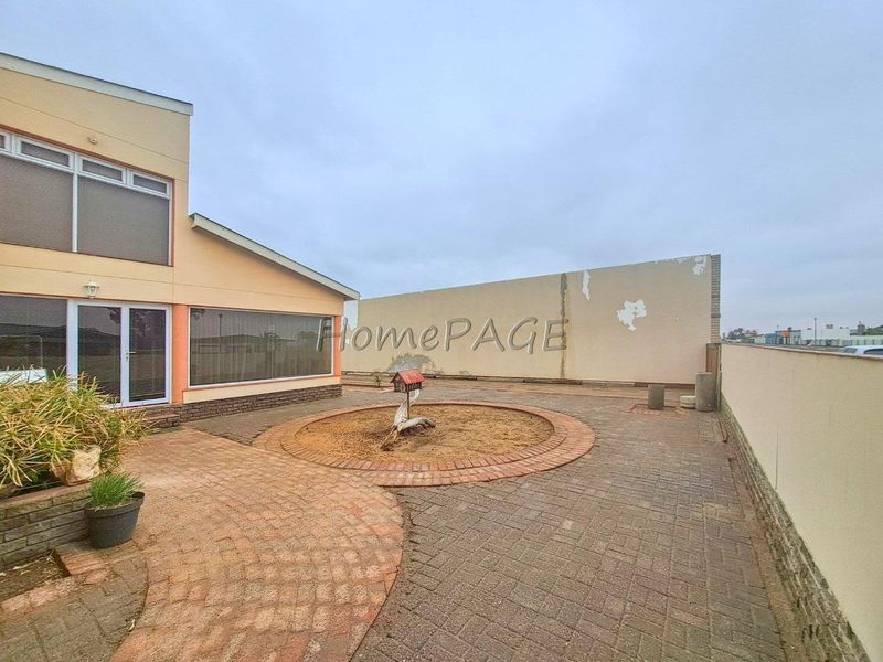 Central Walvis Bay:  Spacious 3 Bedr Home with 2 Bedr Flat is for Sale - Photo 4
