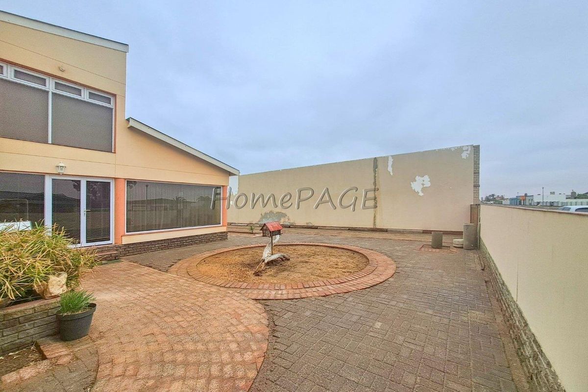 Central Walvis Bay:  Spacious 3 Bedr Home with 2 Bedr Flat is for Sale - Photo 4