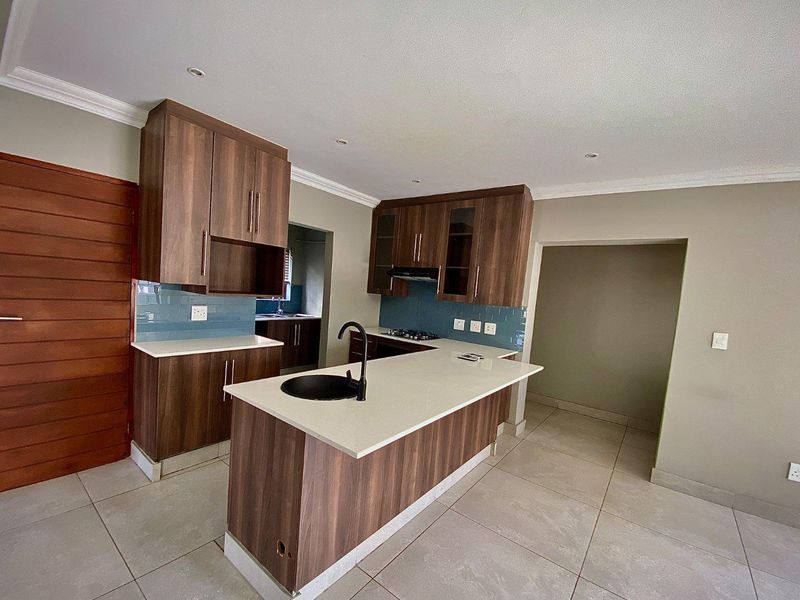 Flawless Townhouse - Photo 5