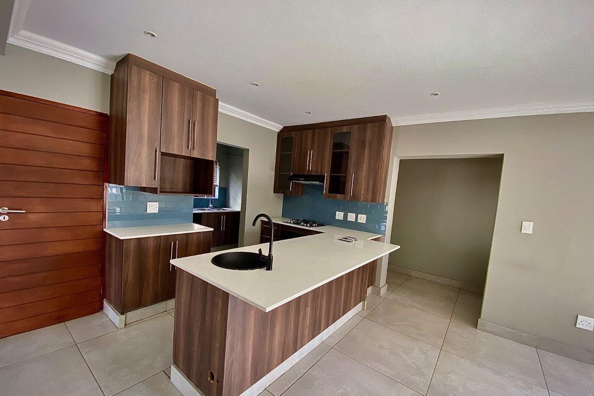 Flawless Townhouse - Photo 5