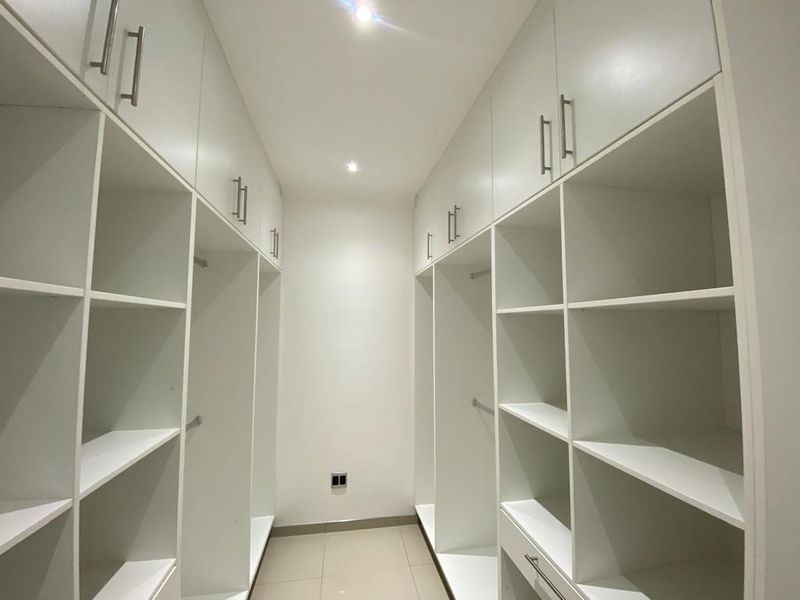 Family Home with Income-Generating Flat in Prime Academia - Photo 9