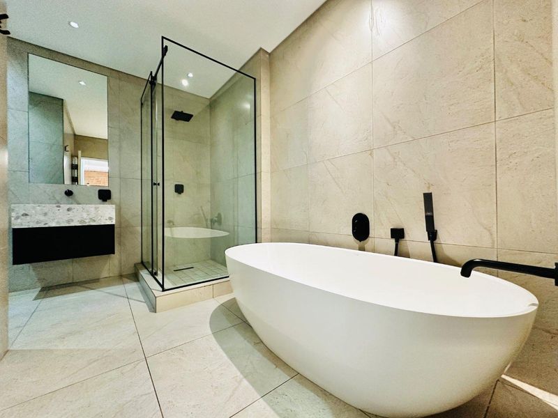 Stylish 2-Bed, 2-Bath Ground Floor Apartment with Private Splash Pool in Broadacres - Photo 10