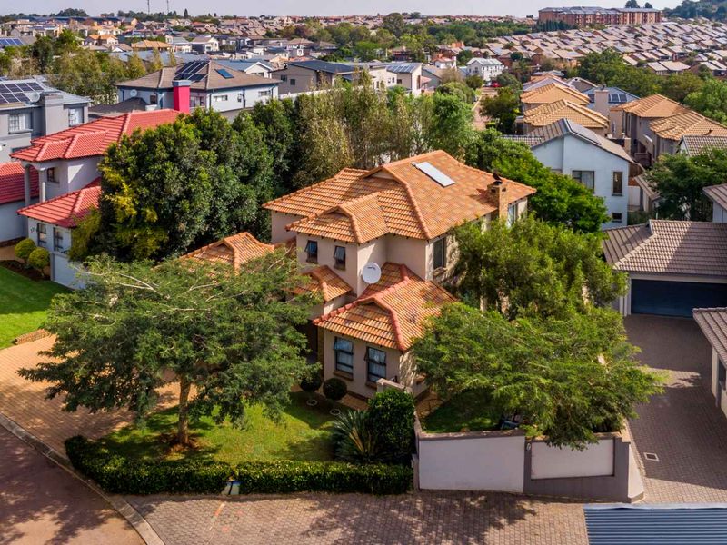 Elegant 4-Bedroom Family Home in Secure Heron Hill Garden Estate - Photo 3