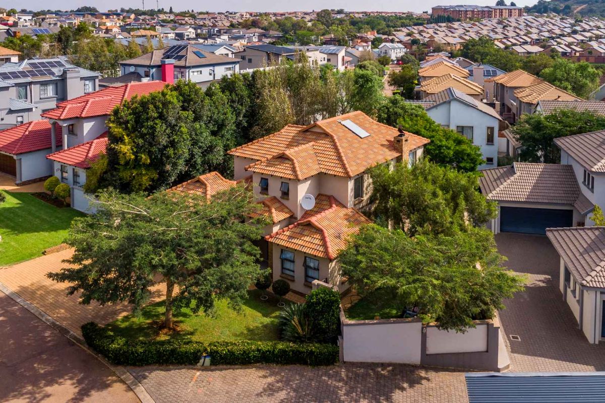 Elegant 4-Bedroom Family Home in Secure Heron Hill Garden Estate - Photo 3