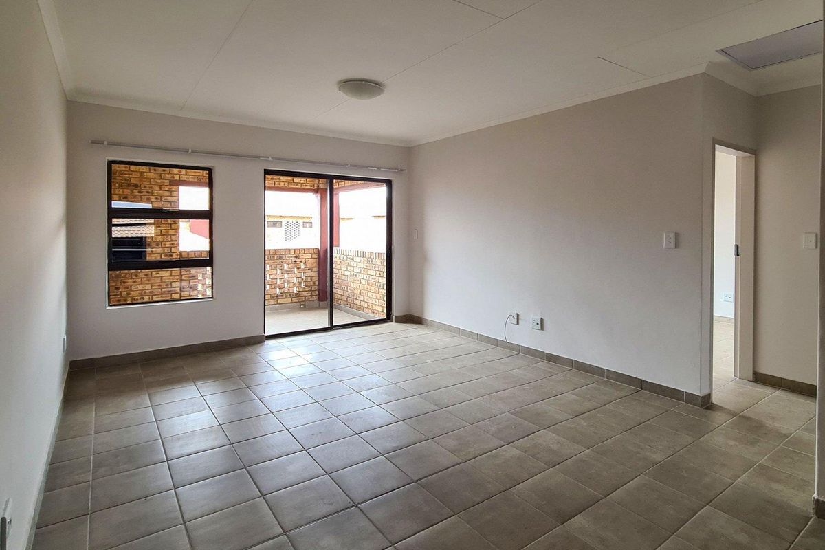 Perfect First Floor 2Bedroom lockup and go! - Photo 2