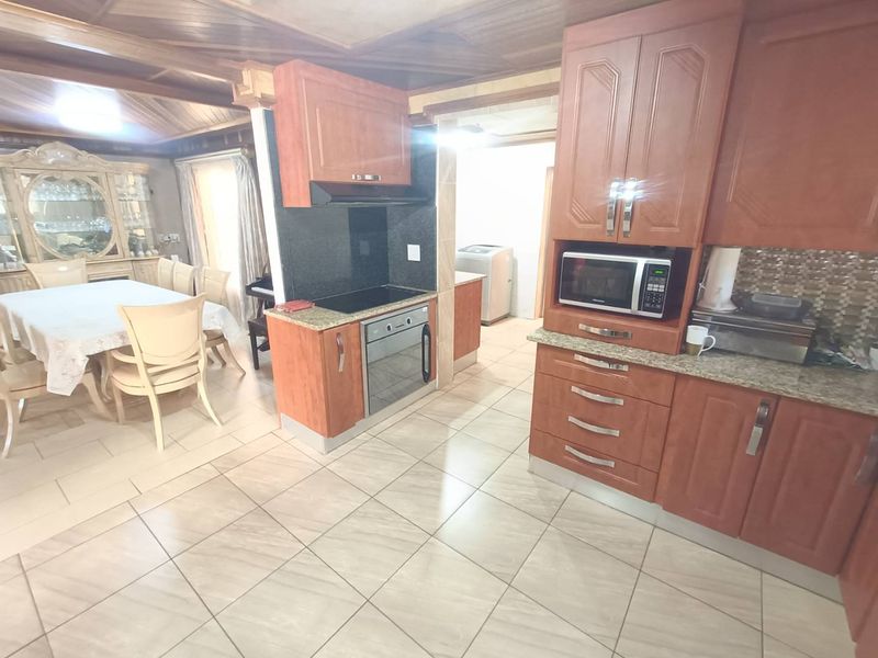 BEAUTIFUL FAMILY HOUSE FOR SALE IN THE REEDS!!!! - Photo 3