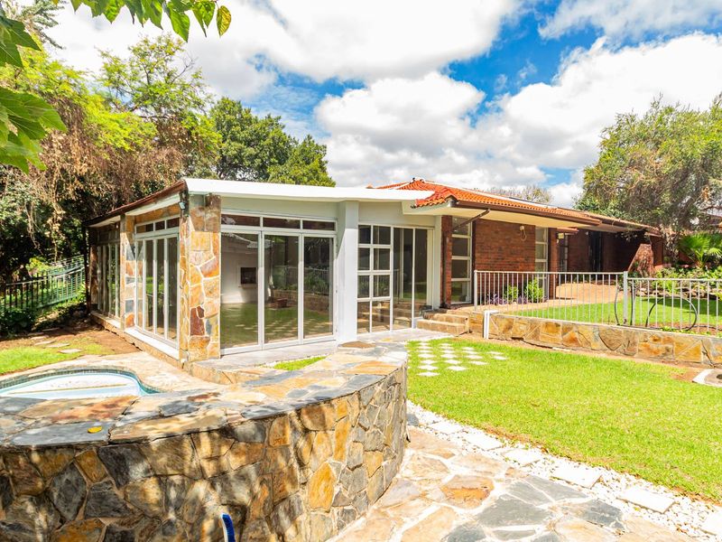 Modern, Newly Renovated 3-Bedroom Home with Solar & Entertainment Appeal in Prime Paulshof Location - Photo 2