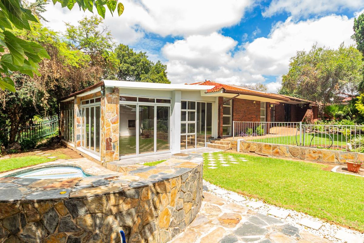 Modern, Newly Renovated 3-Bedroom Home with Solar & Entertainment Appeal in Prime Paulshof Location - Photo 2