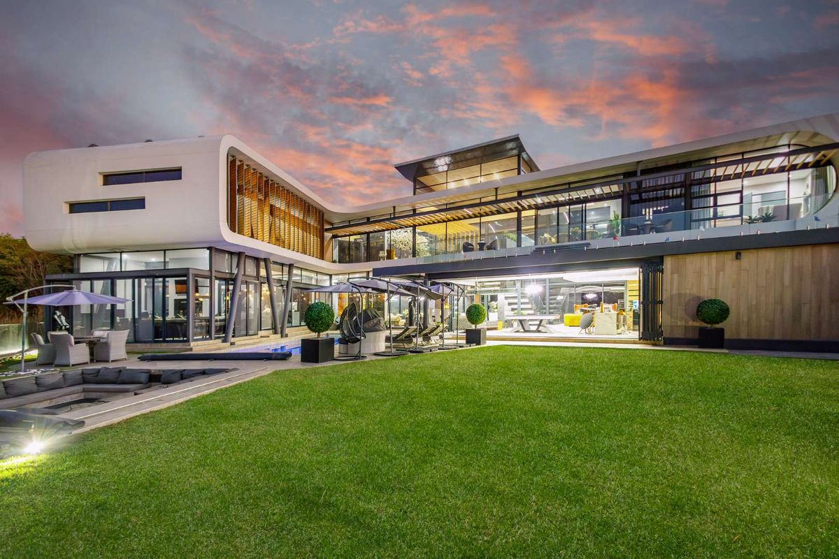 Exquisite Lakefront Luxury - Photo 4