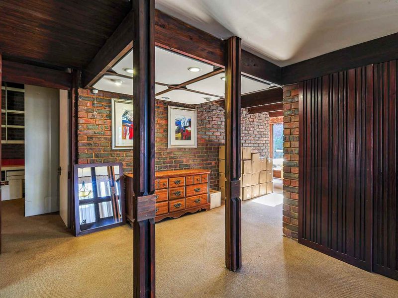 Spacious 3-Bedroom Family Home with Pool - Photo 5