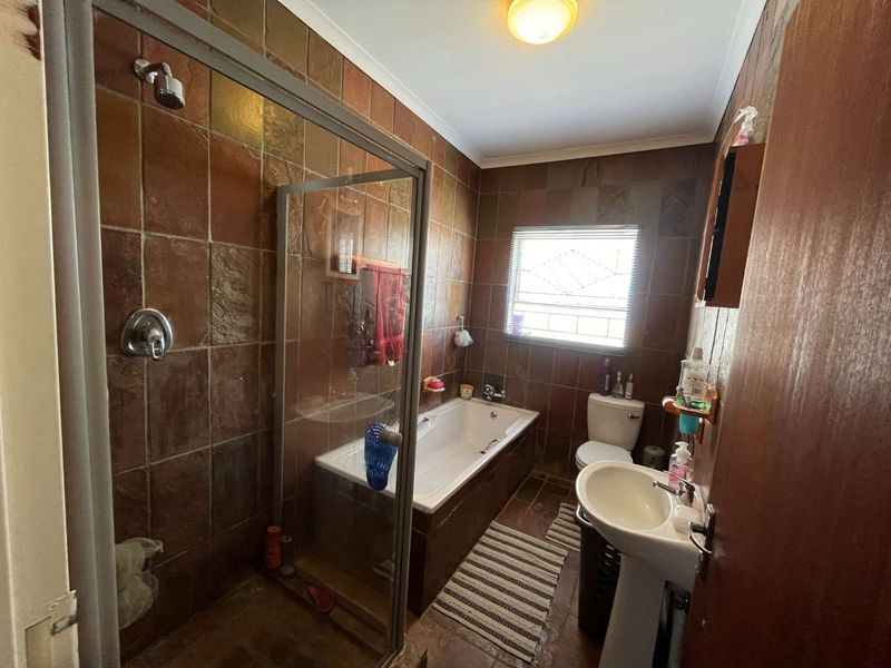 4 Bedroom Family Home with Private 2 Bedroom Flat in a Sought-After Neighbourhood - Photo 6