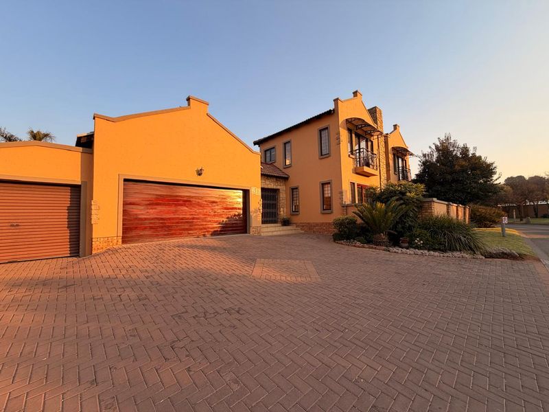 Sophisticated 4-Bedroom Double-Storey Cluster in Exclusive Ashley Gardens Estate - Photo 3