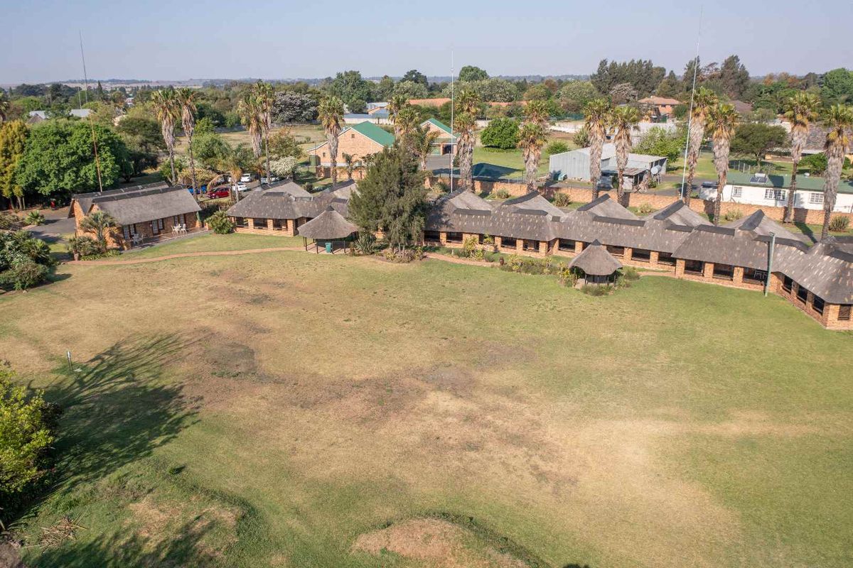 4 Star - 37 room Guesthouse for sale in Bredell - Excellent Investment opportunity! - Photo 2