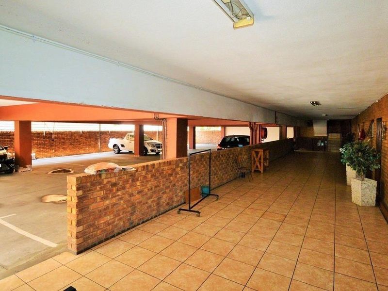 Bright open-plan living with sleek finishes in Alberton North - Photo 2