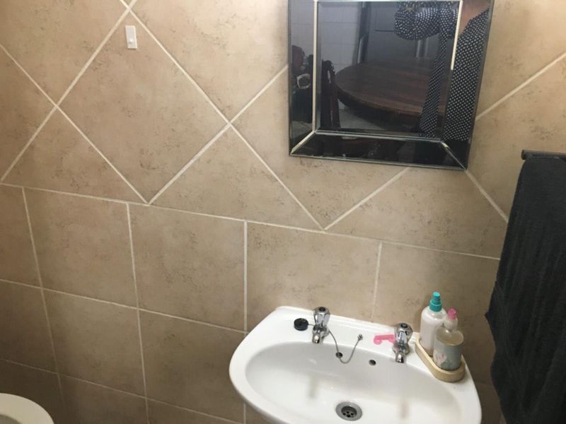 Spacious duplex in guarded security complex - Open to an offer! - Photo 7