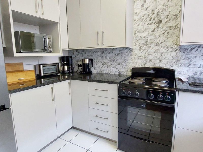 Exceptional 1 bedroom, 1 bathroom, 1st floor apartment available for sale in Craighall Park - Photo 4