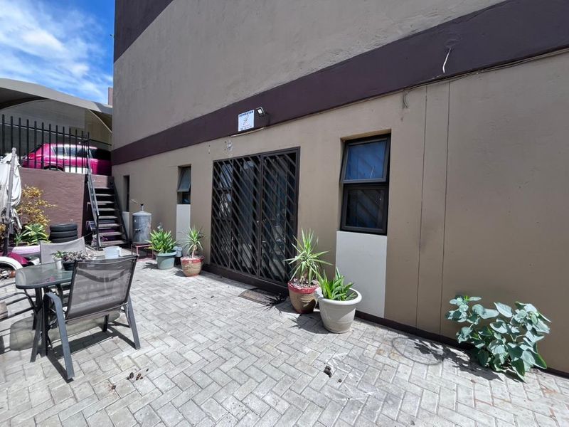 Spacious Corner Townhouse - Photo 6