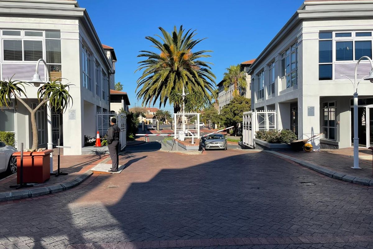 Century City offices in secure complex - Photo 3
