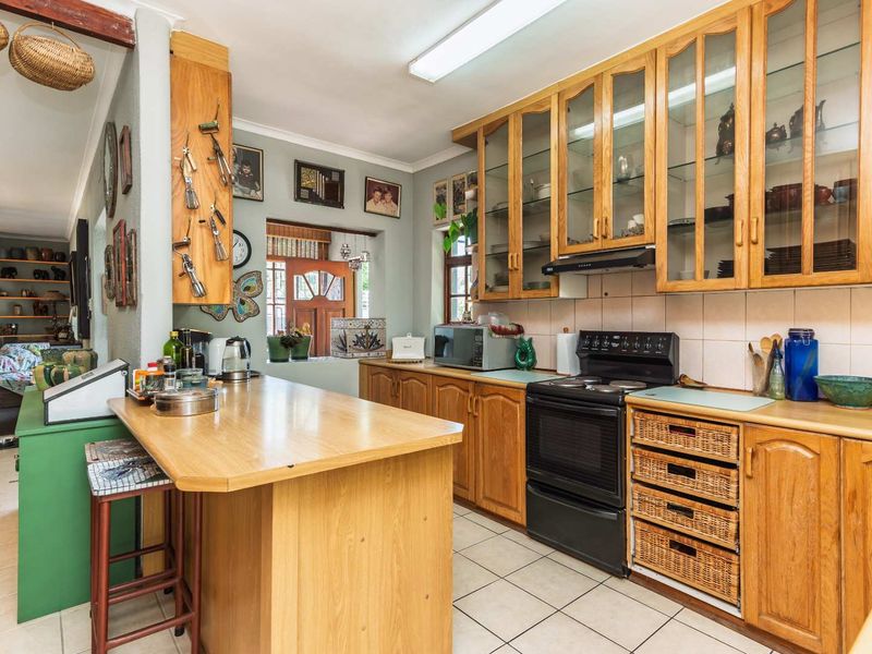 4 Bedroom Family Home with Pool & Table Mountain Views - Close to school SACS Junior School and Sans Souci Girls High School - Photo 6