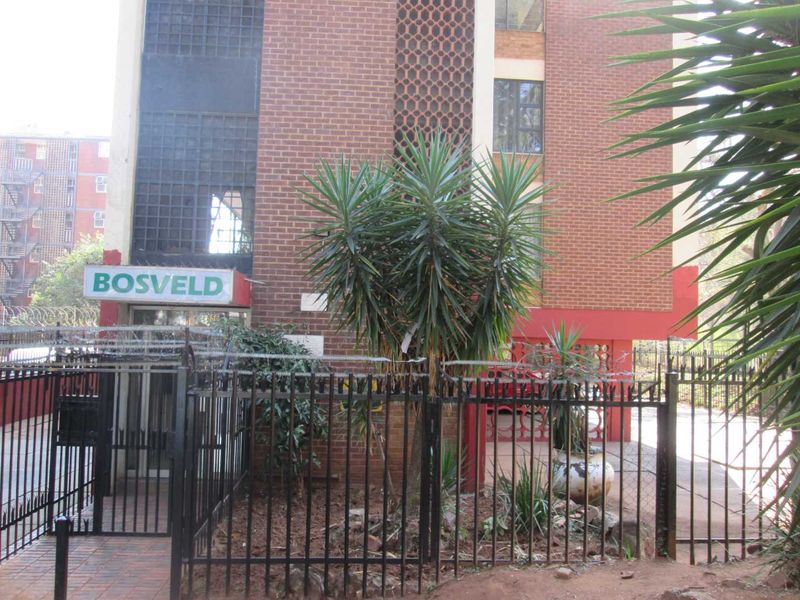 BEAUTIFUL ,NEAT AND CLEAN [1] ONE BEDROOM FLAT FOR SALE IN ARCADIA ' PRETORIA ' - Photo 2