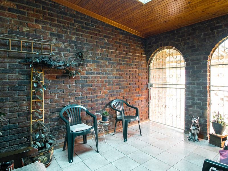 Charming 4-bedroom Facebrick home in a boomed neighbourhood - Photo 6