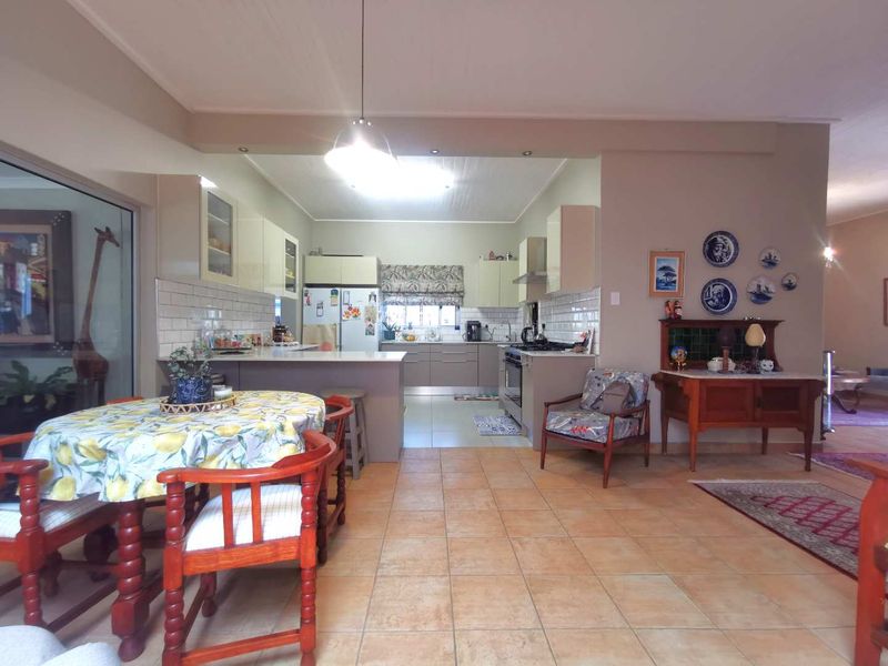 Single levelled House with granny flat for sale in Klein Windhoek - Photo 8