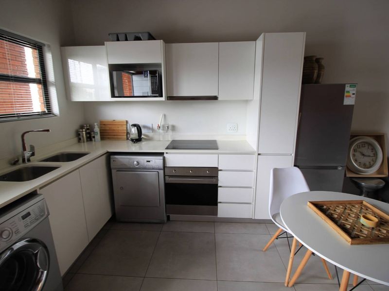 Stunning Fully Furnished One Bedroom Apartment in Melrose - Photo 4