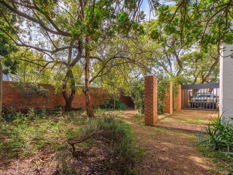 3 bed, 3 bath family home close to various schools in Waterkloof - Photo 8