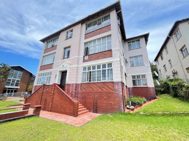 1.5 Bedroom Apartment with Open-Plan Living and Automated Garage - Photo 1