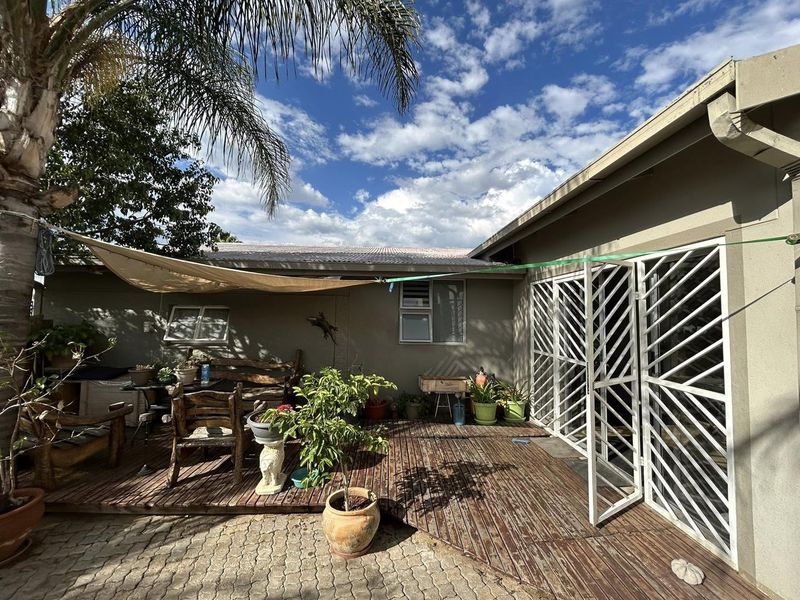 Welcome to a spacious and well-maintained property in Windhoek West - Photo 4