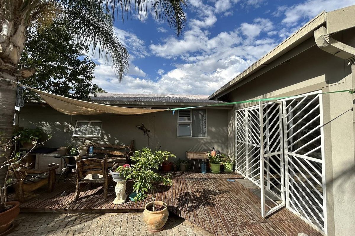 Welcome to a spacious and well-maintained property in Windhoek West - Photo 4