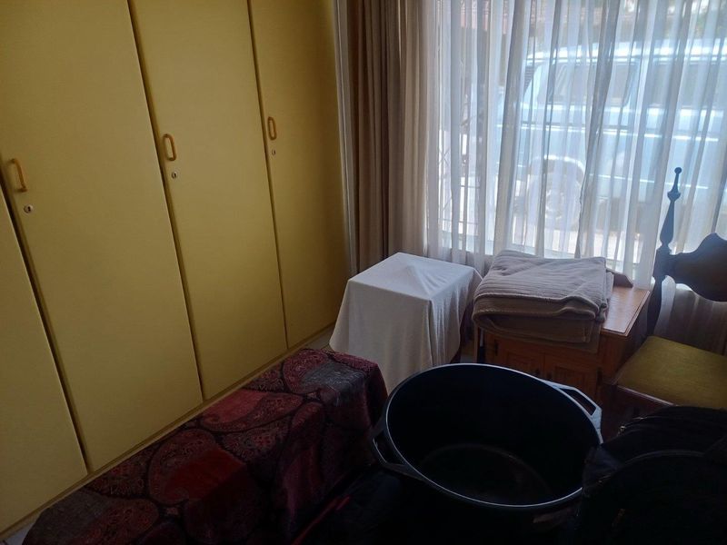 Spacious Family Home with Study, Pool & Excellent Location - Photo 9