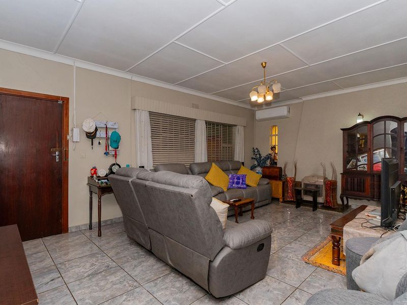 Your Dream Home Awaits! Spacious 3 Bedroom Family Home with a 2 Bedroom Flatlet in a Secure Boomed Area – Edleen - Photo 4