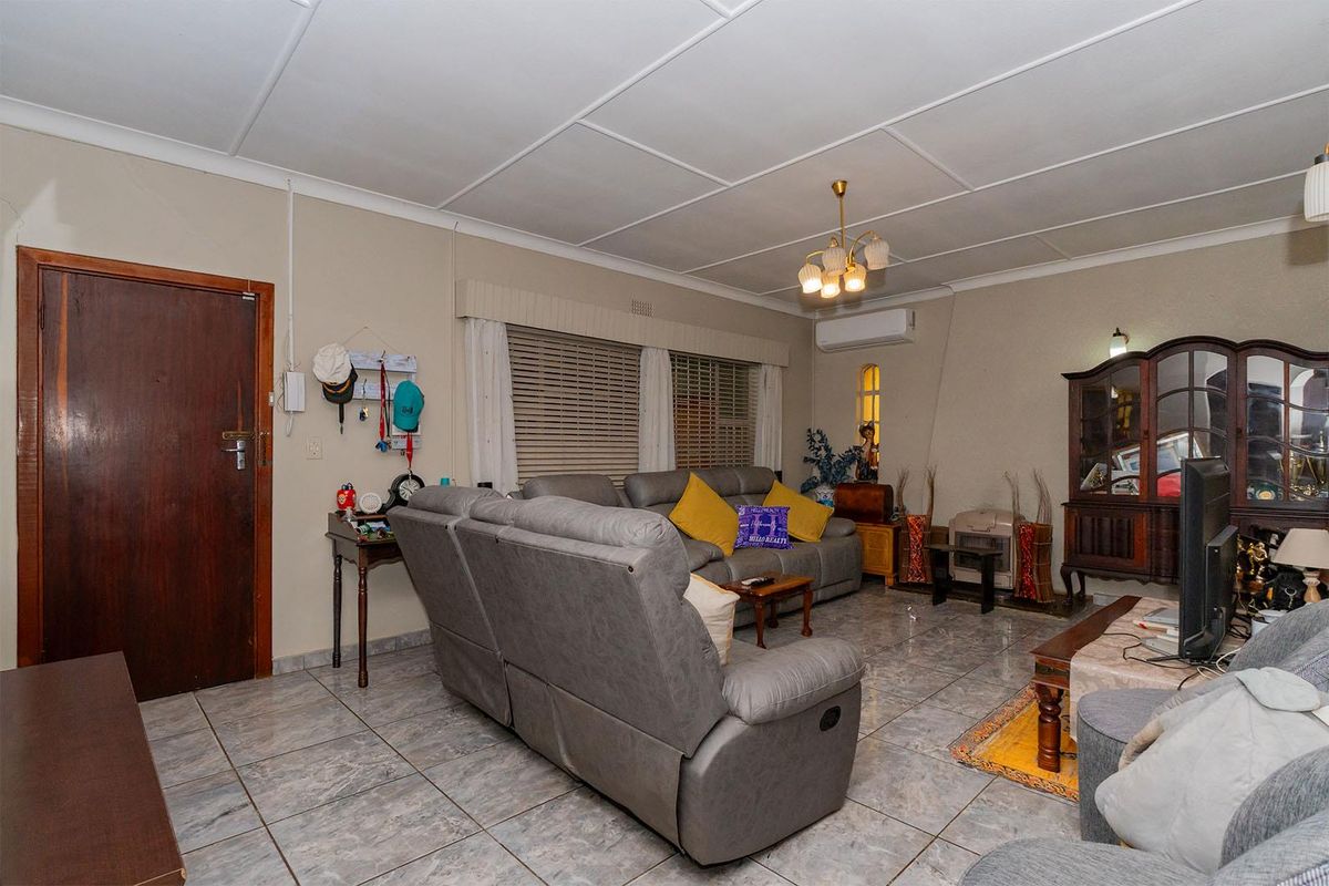 Your Dream Home Awaits! Spacious 3 Bedroom Family Home with a 2 Bedroom Flatlet in a Secure Boomed Area – Edleen - Photo 4