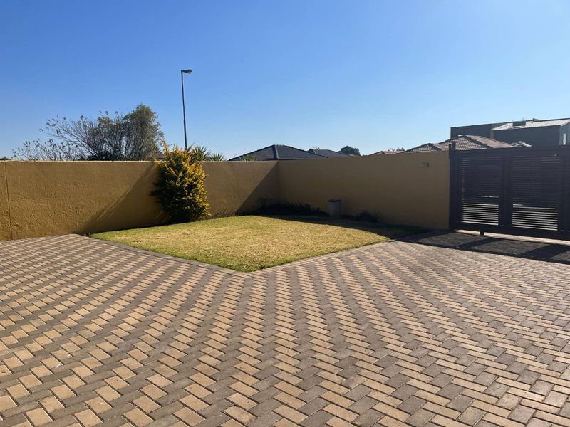 3 Bedroom, 2 Bathroom Home - Photo 2