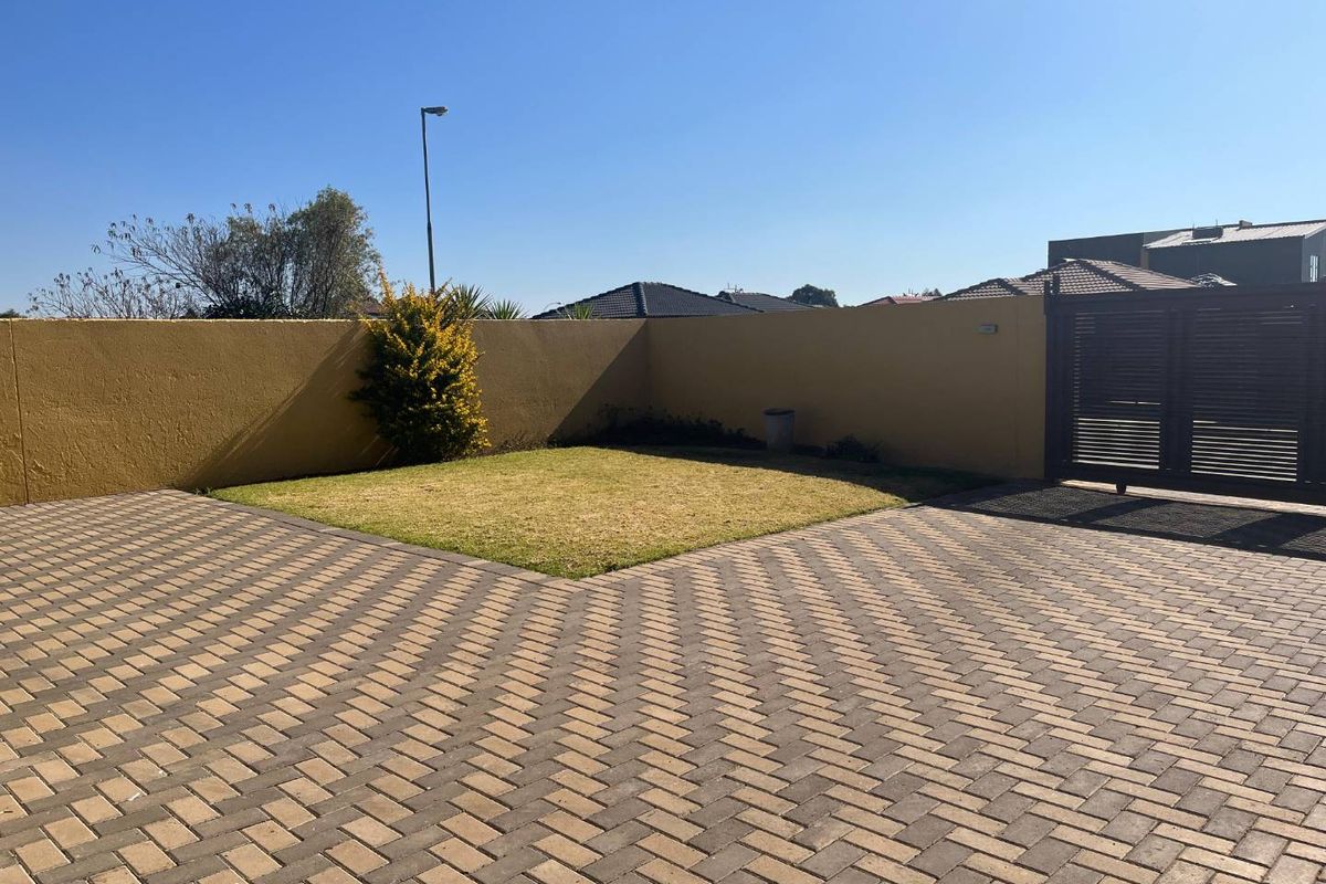 3 Bedroom, 2 Bathroom Home - Photo 2