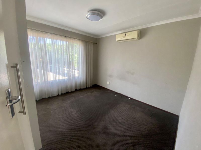 Neat 2 bedroom Top Floor Unit in Theda Oaks - Photo 8