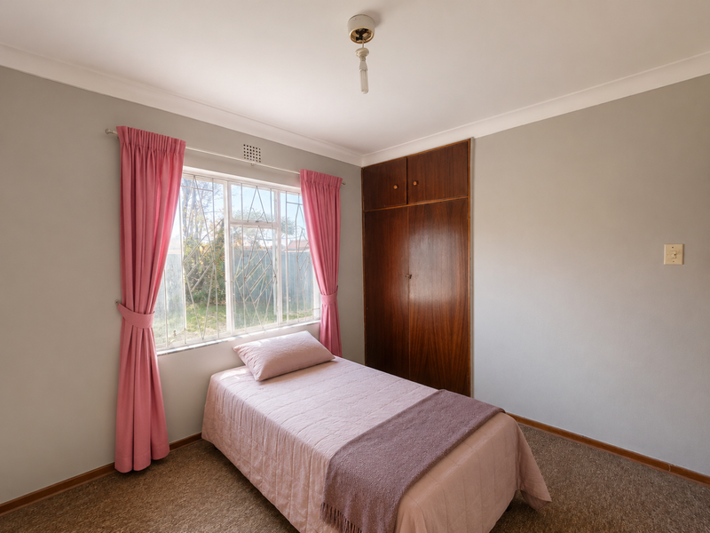 Fixer-Upper Gem: 4 Beds, Ensuite & Spacious Yard Awaits You! - Photo 9