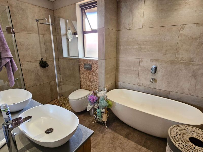 Spacious 5 Bedroom Family Home in Schoemansville Hartbeespoort - Photo 6