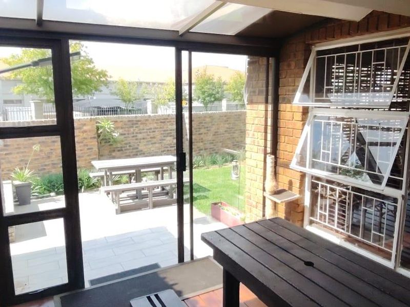 Absolute stunning facebrick 2 bedroom unit with lockup garage . Magnificient established garden and  koi pond. - Photo 10