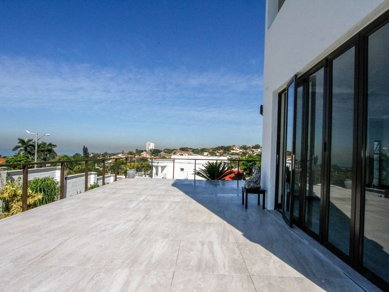 Beautifully renovated 6 bedroom home with breath taking sea views - Photo 3
