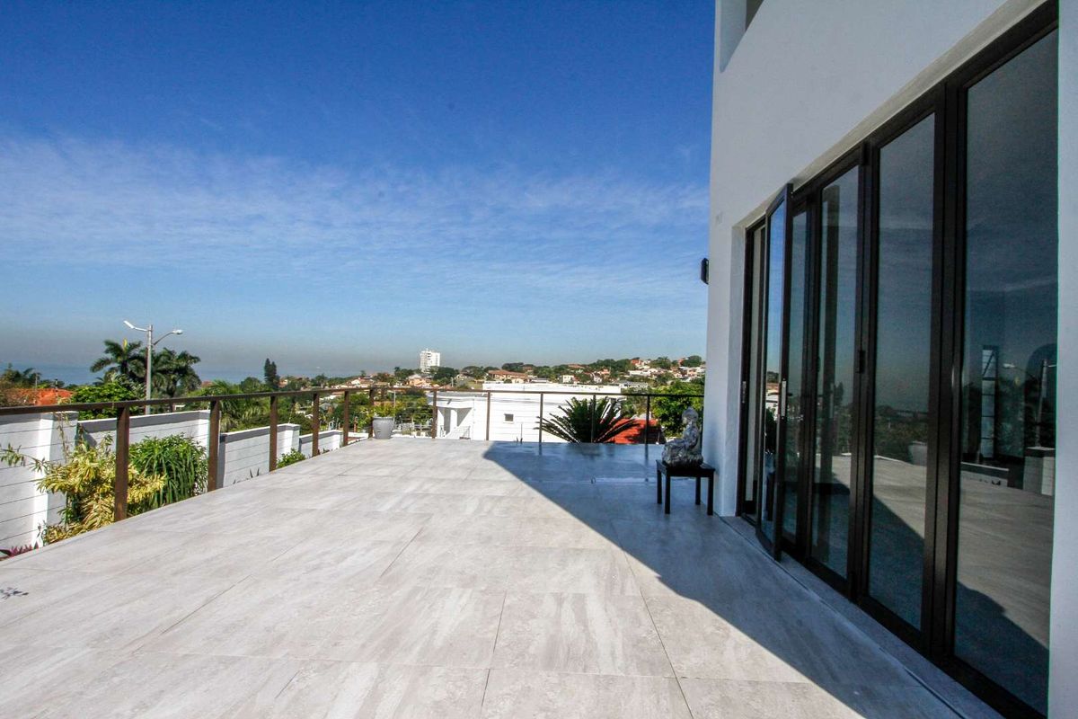 Beautifully renovated 6 bedroom home with breath taking sea views - Photo 3