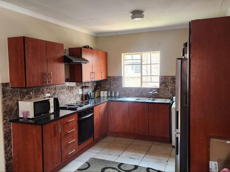 Comfortable 3 bedroom Living for the Whole Family - Photo 2