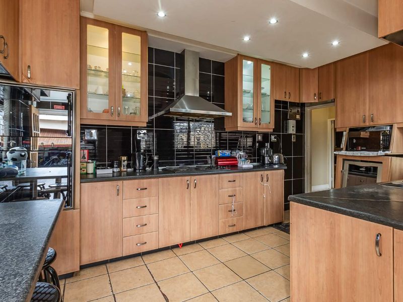 Spacious Family Home in the Heart of Leafy Greenhaven - Photo 8