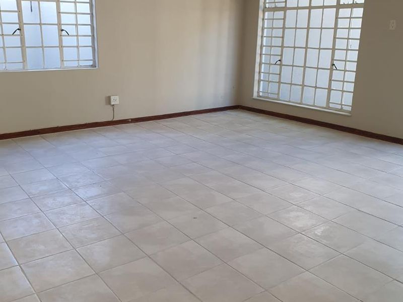 Immediately Available Elegant Family Townhouse in Prestigious Waterkloof - Photo 7