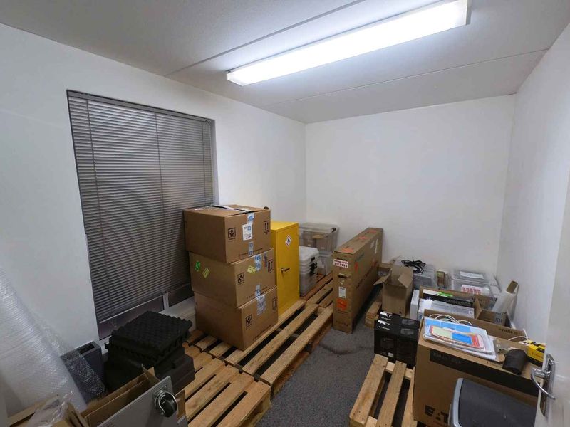 Secure double volume warehouse/offices to let - Montague Gardens. - Photo 3