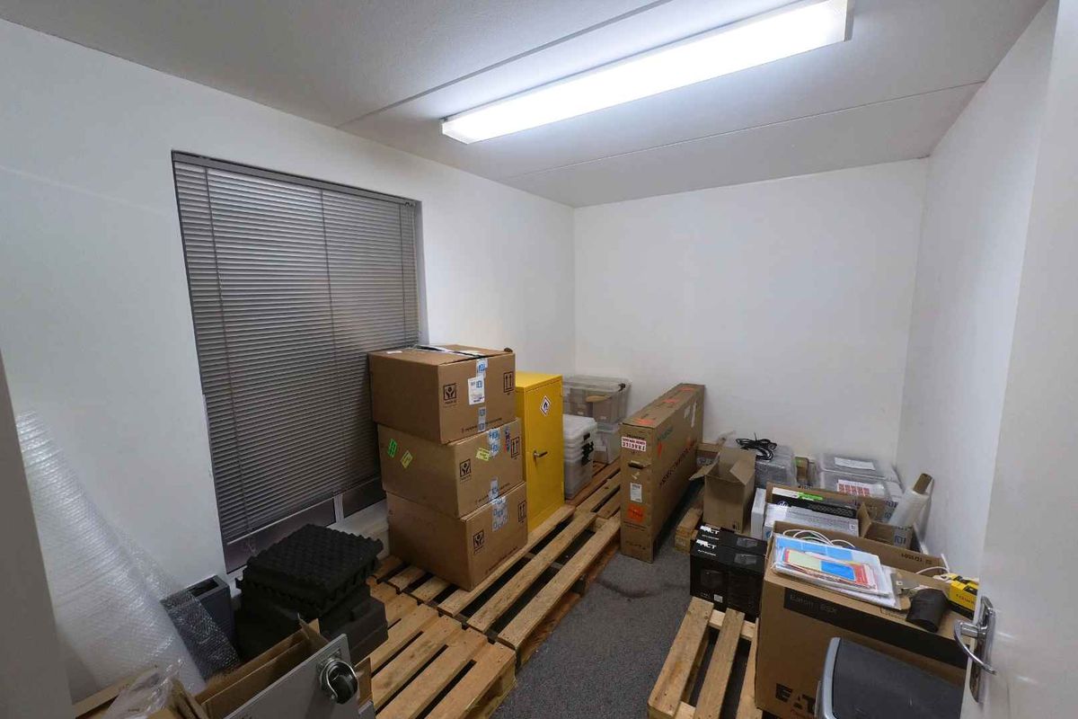 Secure double volume warehouse/offices to let - Montague Gardens. - Photo 3