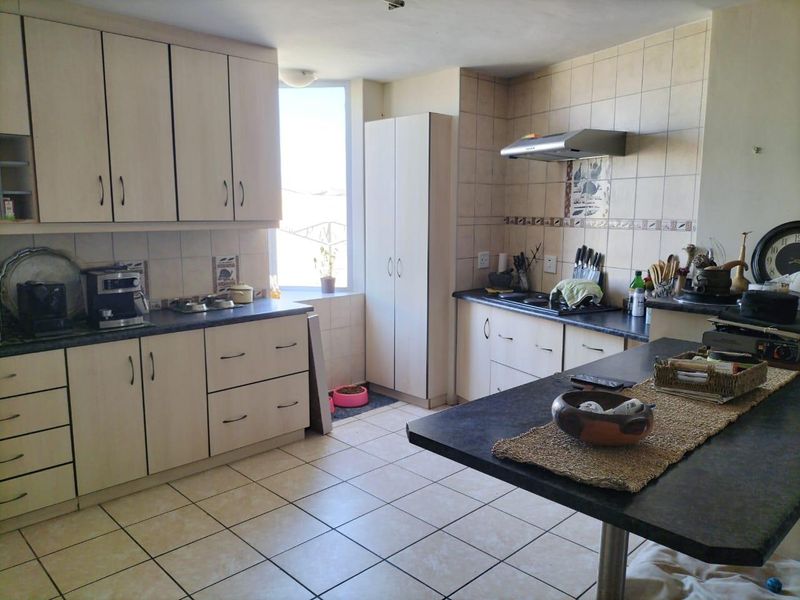 Spacious house with work from home potential - Photo 7