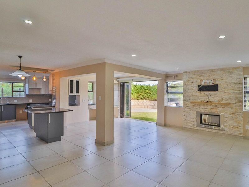 Spacious Estate Living - Photo 3